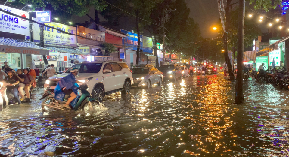 Cảnh sát chữa cháy nửa đêm hút nước chống ngập cho trạm biến áp - 3 Cảnh sát chữa cháy nửa đêm hút nước chống ngập cho trạm biến áp - 3