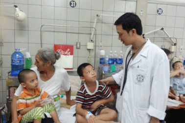 Ăn cóc nướng, 3 bố con cùng ngộ độc