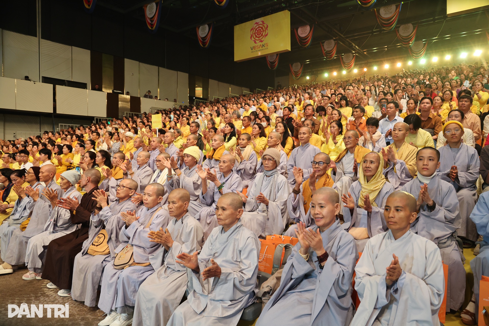 Ấn tượng chương trình âm nhạc nghệ thuật Phật giáo tại Đại lễ Vesak 2025 - 8 Ấn tượng chương trình âm nhạc nghệ thuật Phật giáo tại Đại lễ Vesak 2025 - 8