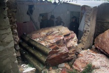 Cận cảnh những khối đá "khổng lồ" lăn vào nhà dân