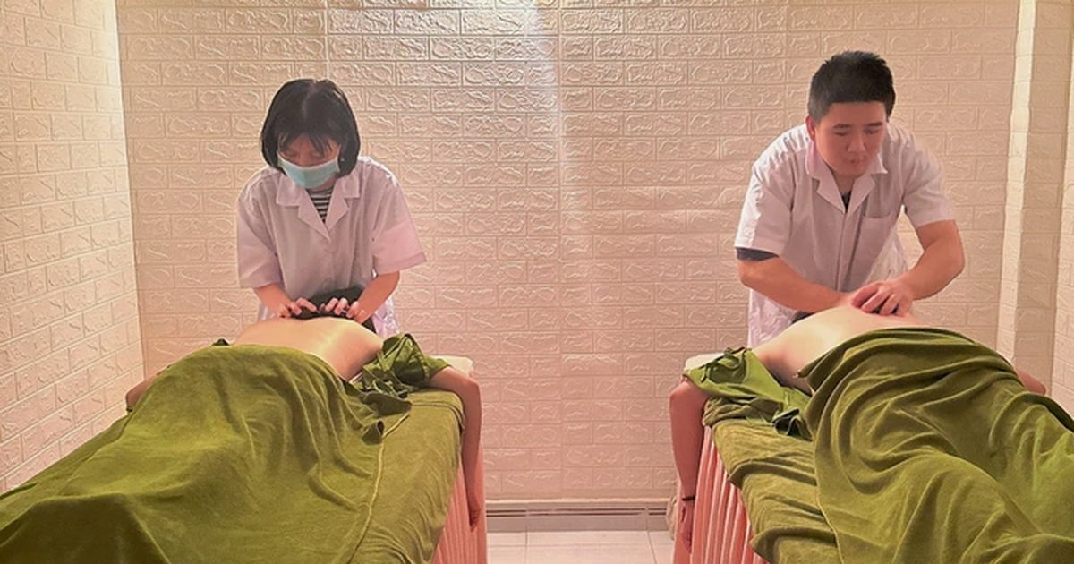 Nguyễn Minh Hải (áo trắng, bên phải) cùng nhân viên massage, bấm huyệt cho khách (Ảnh: NVCC).