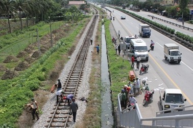 Bị tàu hỏa kéo lê gần 100m khi cố băng qua đường ray