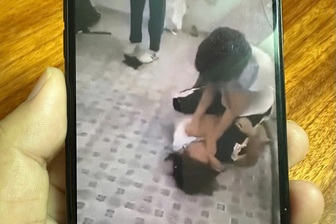 Nữ sinh lớp 8 đánh nhau trong nhà vệ sinh ở TPHCM bị tạm đình chỉ học