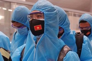 Các tuyển thủ Việt Nam ra sân bay về nước