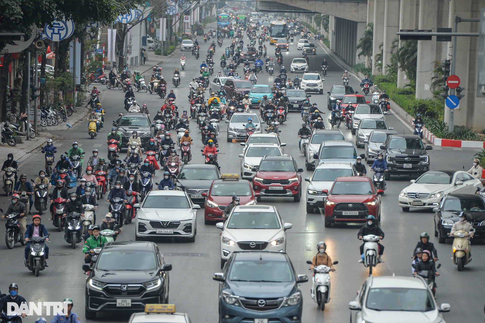 Ngày đi làm đầu năm, đường phố Hà Nội nơi thông thoáng, chỗ nhích từng mét - 8 Ngày đi làm đầu năm, đường phố Hà Nội nơi thông thoáng, chỗ nhích từng mét - 8
