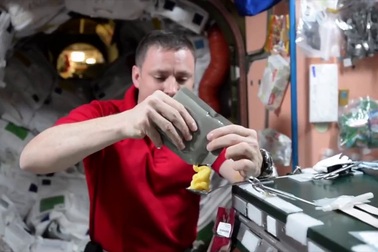 Các phi hành gia ăn uống như thế nào trong môi trường không trọng lực?