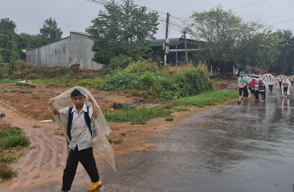 Xót cảnh học sinh vùng cao đội vỏ bao phân đến trường ngày mưa bão - 1 Xót cảnh học sinh vùng cao đội vỏ bao phân đến trường ngày mưa bão - 1