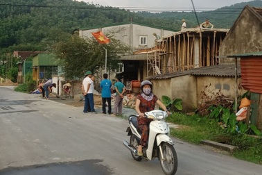 Cần bơm máy trộn bê tông gãy, đè 2 người thương vong