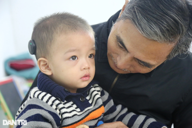 Niềm vui vỡ òa của gia đình cháu bé bị câm điếc