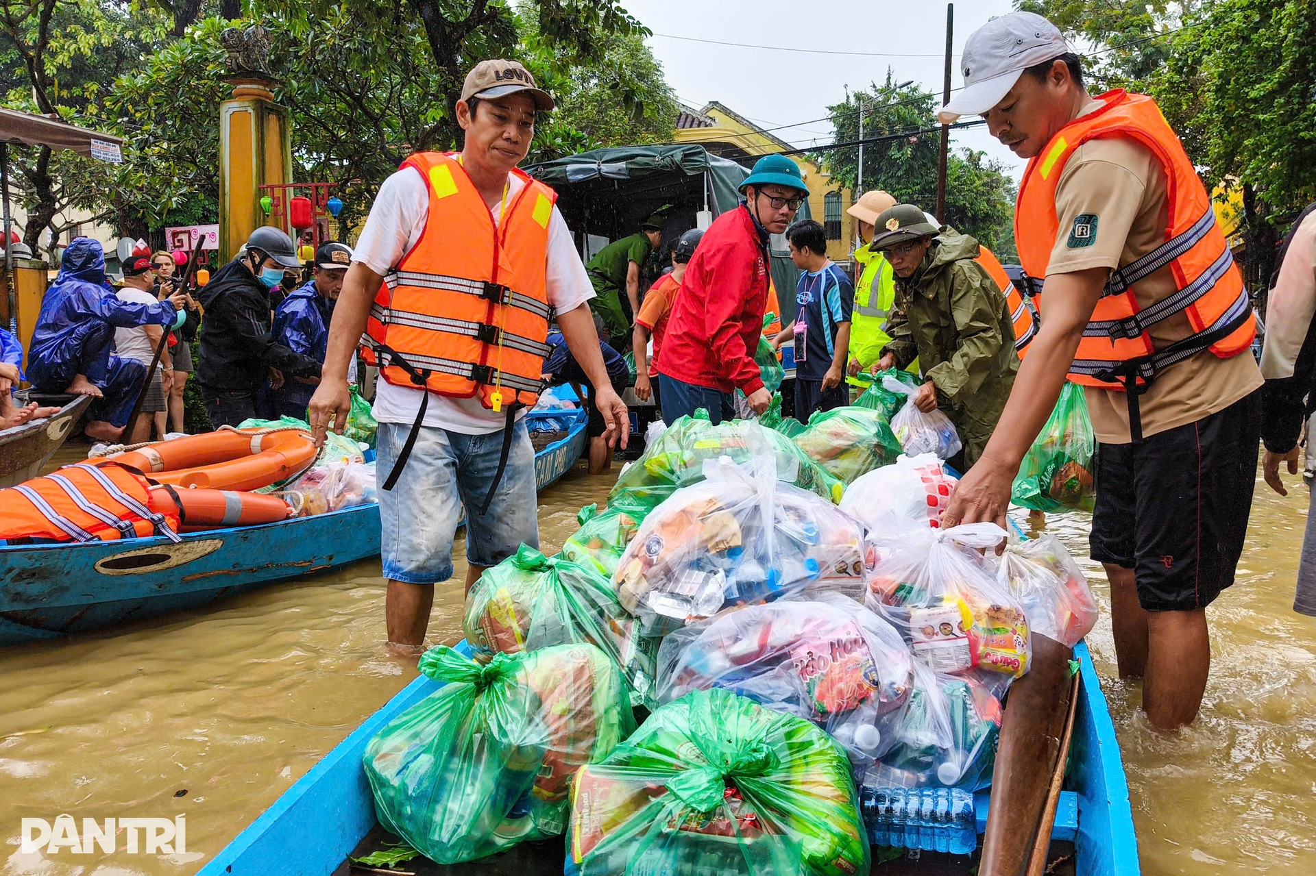 Toàn cảnh Hội An chìm trong cơn lụt lịch sử - 8 Toàn cảnh Hội An chìm trong cơn lụt lịch sử - 8