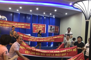 Cư dân căng băng rôn phản đối chủ đầu tư  vi phạm hợp đồng!