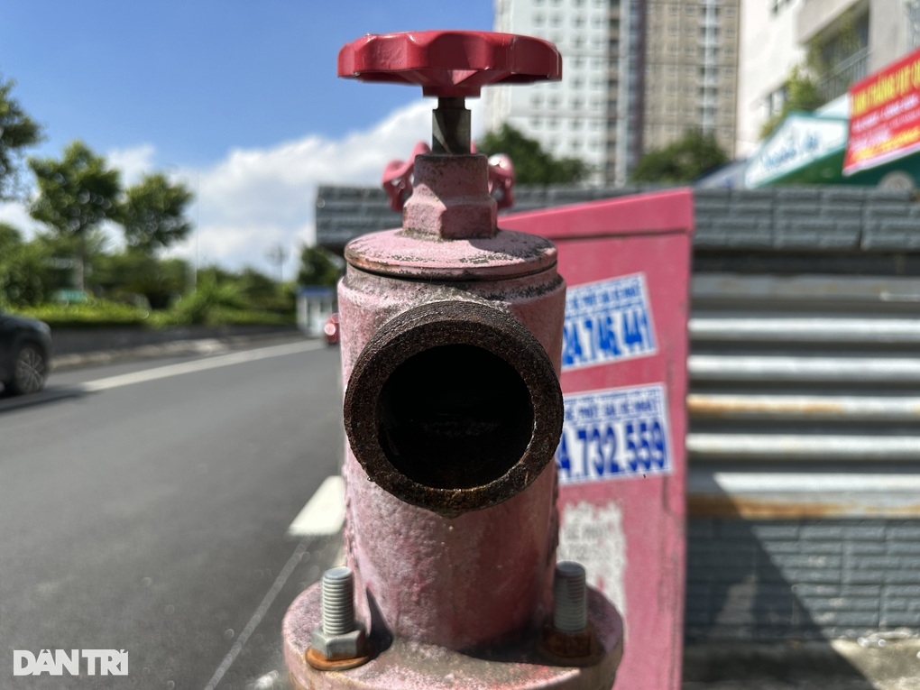 Hà Nội: Hàng loạt họng nước cứu hỏa vô dụng - 3 Hà Nội: Hàng loạt họng nước cứu hỏa vô dụng - 3