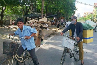 Nhặt ve chai kiếm tiền tỷ... làm từ thiện