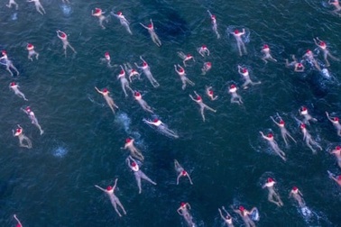 1.500 người khỏa thân tắm tập thể giữa giá rét 3֯C ở Australia