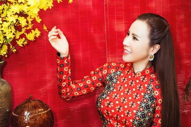 Hoa hậu Hoàng Dung rạng rỡ trong tà áo dài Tết