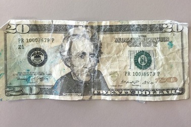 Tiền giả đạo cụ đóng phim "trà trộn" vào tận cây ATM