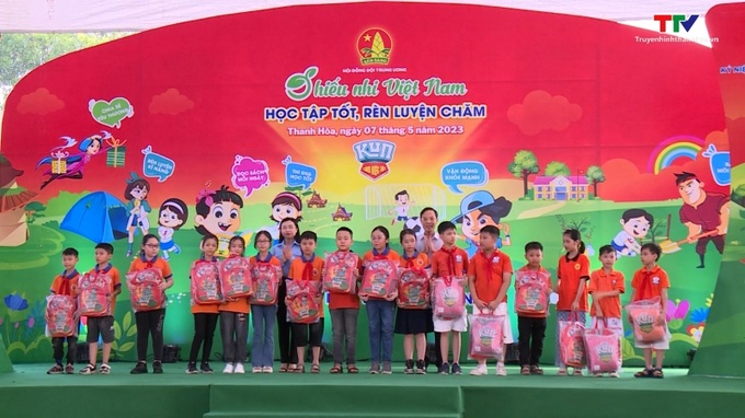 Các đồng chí lãnh đạo Trung ương Đoàn, UBND tỉnh Thanh Hoá tặng quà cho các em thiếu nhi có hoàn cảnh khó khăn vượt khó, học giỏi trên địa bàn tỉnh.