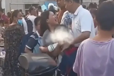 Bố mẹ ly hôn, giành giật con trước cổng trường mặc cậu bé khóc nấc