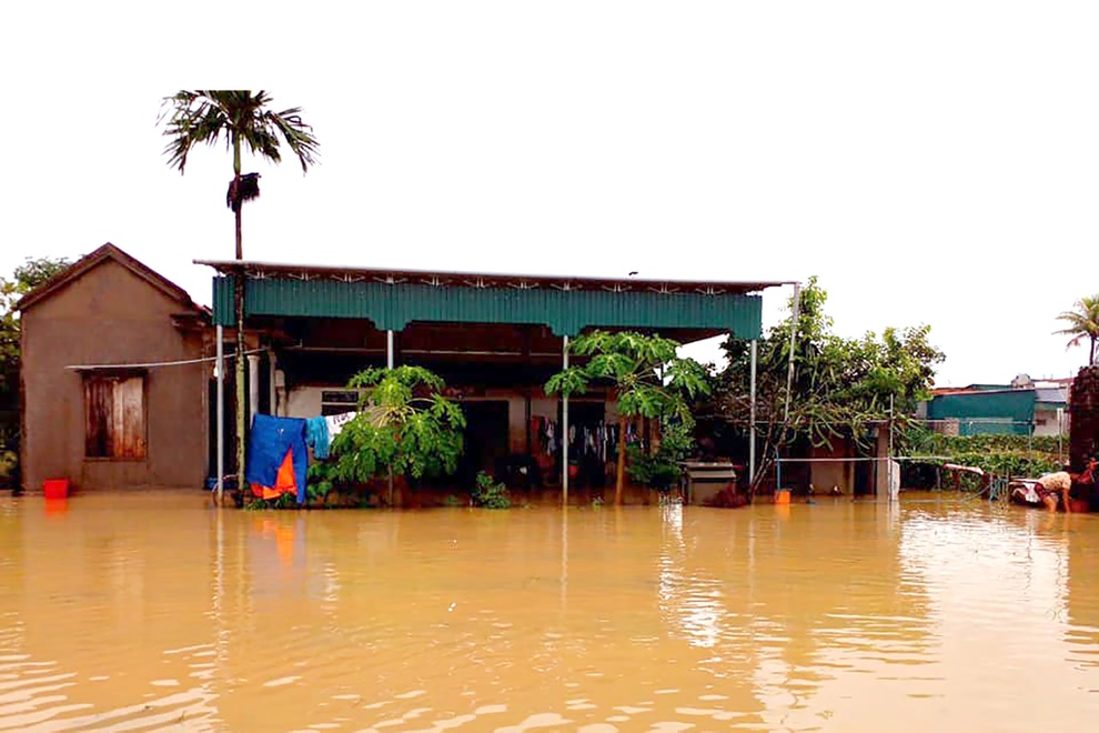 Lũ ập tới trở tay không kịp, nhiều gia đình phải bỏ của chạy lấy người - 2 Lũ ập tới trở tay không kịp, nhiều gia đình phải bỏ của chạy lấy người - 2