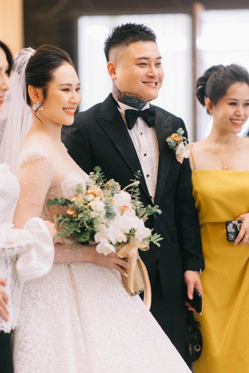 Vũ Duy Khánh hạnh phúc ngọt ngào bên vợ mới cưới kém 10 tuổi
- 1 Vũ Duy Khánh hạnh phúc ngọt ngào bên vợ mới cưới kém 10 tuổi
- 1