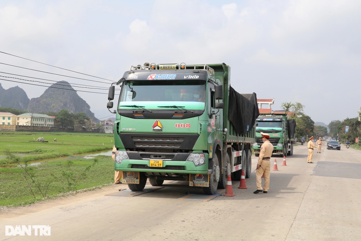 Các binh đoàn xe quá tải hết cửa xới nát những cung đường trọng yếu - 3 Các binh đoàn xe quá tải hết cửa xới nát những cung đường trọng yếu - 3