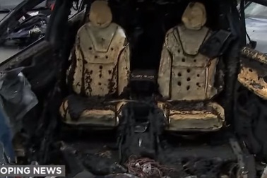 Nhiều ngày sau vụ tai nạn chết người, pin xe Tesla đánh lửa trở lại