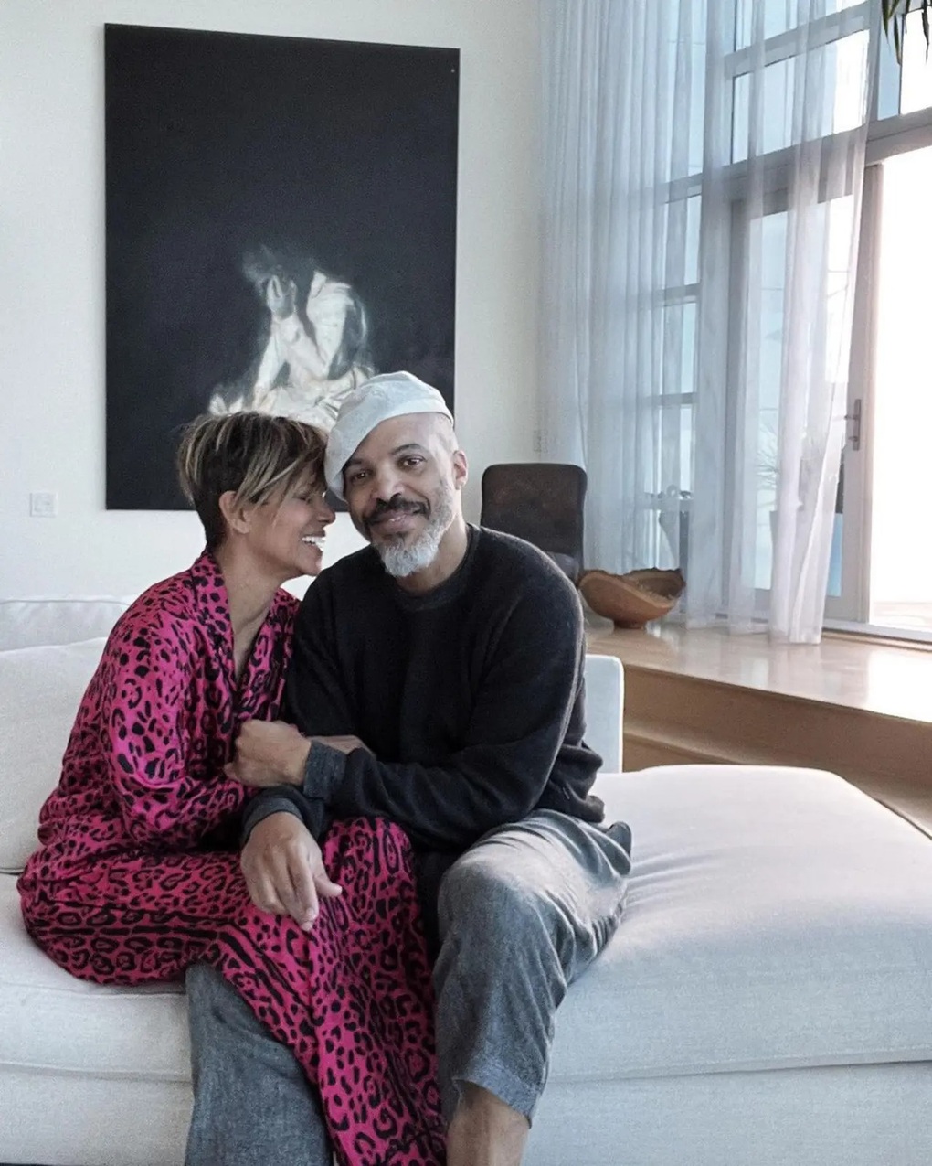 Nữ diễn viên Halle Berry gây sửng sốt với ảnh khỏa thân trên ban công - 2 Nữ diễn viên Halle Berry gây sửng sốt với ảnh khỏa thân trên ban công - 2