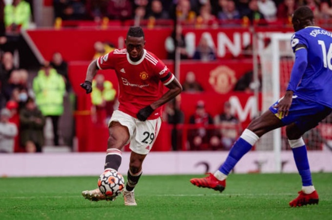 Cầu thủ Man United thi đấu như gà mắc tóc