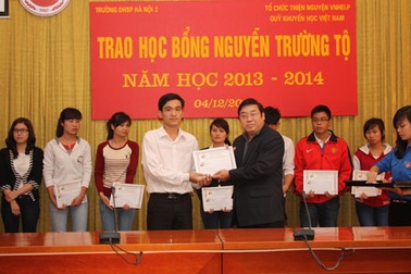 Trao 10 suất học bổng Nguyễn Trường Tộ đến sinh viên trường ĐH Sư phạm Hà Nội 2