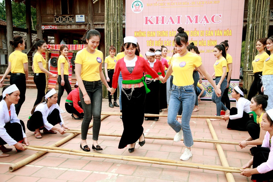 Người đẹp xứ Mường duyên dáng với áo dài thổ cẩm - 2 Người đẹp xứ Mường duyên dáng với áo dài thổ cẩm - 2