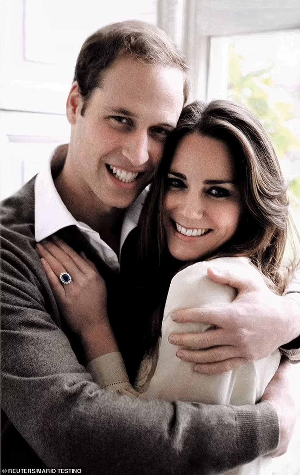 Mặc lại áo cũ sau một thập kỷ, công nương Kate Middleton gây sốt - 2 Mặc lại áo cũ sau một thập kỷ, công nương Kate Middleton gây sốt - 2