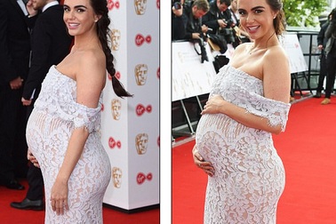 Người đẹp Anh bế bụng bầu dự sự kiện