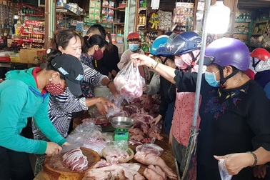 Phú Yên: Lo lắng “đóng cửa” chợ, nhiều người đua nhau tích trữ lương thực.
