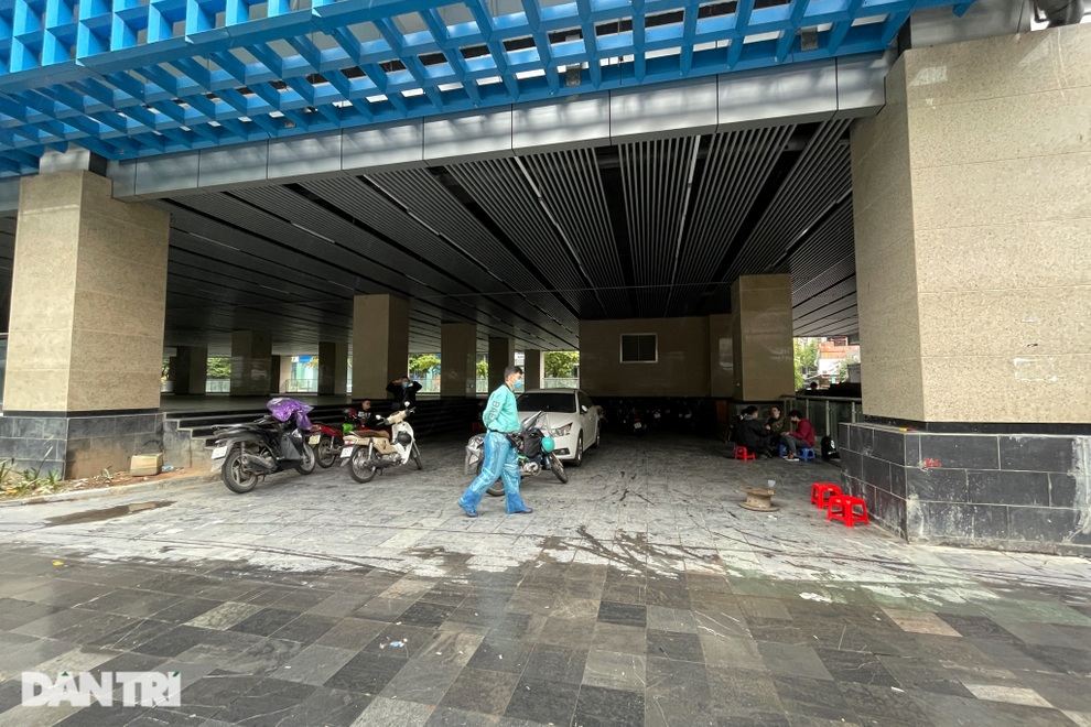 Tụ tập đánh bài, đổ rác thải trộm khắp các nhà ga tuyến Cát Linh - Hà Đông - 6 Tụ tập đánh bài, đổ rác thải trộm khắp các nhà ga tuyến Cát Linh - Hà Đông - 6