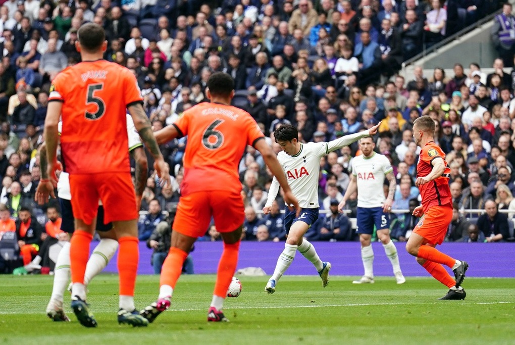 Son Heung Min ghi dấu mốc lịch sử ở Premier League - 1 Son Heung Min ghi dấu mốc lịch sử ở Premier League - 1