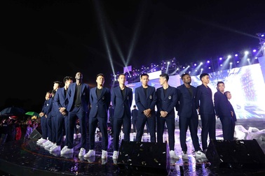 Quang Hải, Bùi Tiến Dũng diện vest bảnh bao trong lễ mừng công CLB Hà Nội