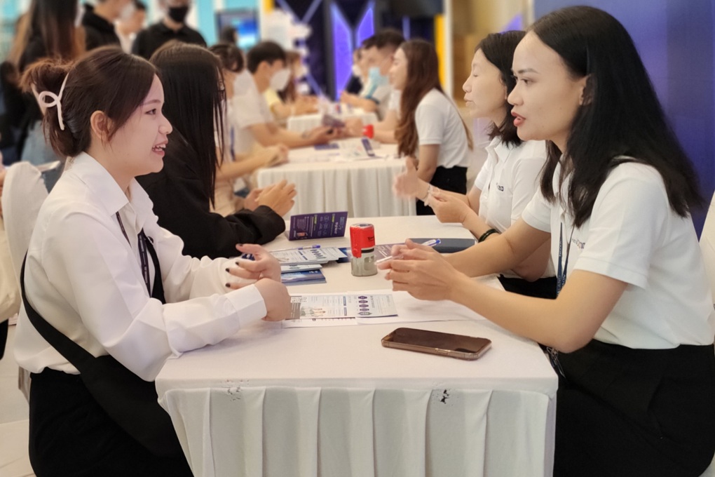 Khó tuyển người vì khoản... thưởng Tết - 1 Khó tuyển người vì khoản... thưởng Tết - 1
