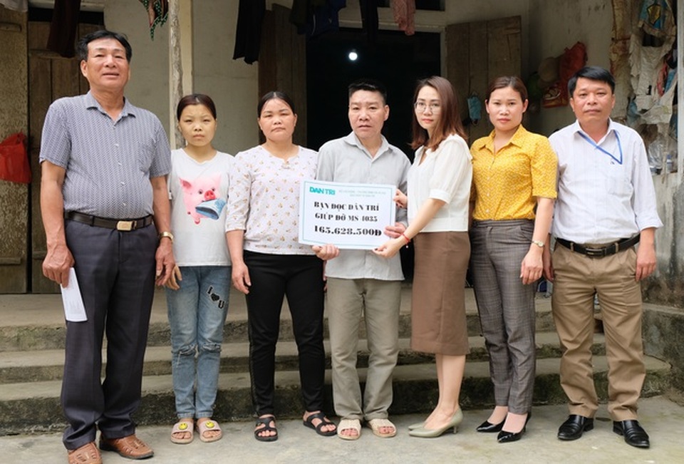 Người mẹ có hai con bệnh tan máu được ngân hàng giúp đỡ 30 triệu đồng - 2 Người mẹ có hai con bệnh tan máu được ngân hàng giúp đỡ 30 triệu đồng - 2