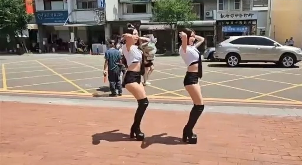 Mẹ thuê vũ công múa cột biểu diễn mừng con tốt nghiệp gây tranh cãi - 1 Mẹ thuê vũ công múa cột biểu diễn mừng con tốt nghiệp gây tranh cãi