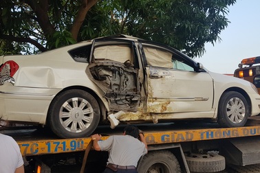 Hàng trăm người kéo đến xem ô tô "leo cây", đâm sập tường