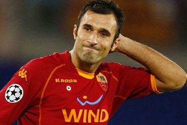 Arsenal nhắm “thần tài” của Roma thay thế Adebayor