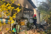 Cháy lớn kèm theo tiếng nổ ở nhà kho