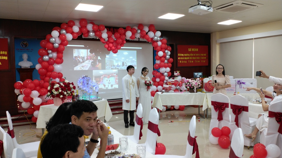 Cặp đôi công nhân tổ chức đám cưới online giữa mùa Covid-19 - 1 Cặp đôi công nhân tổ chức đám cưới online giữa mùa Covid-19 - 1