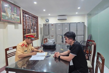 Tài xế ô tô con đi lùi trên cao tốc ở Thái Nguyên bị phạt 35 triệu đồng