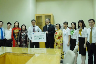 Vietcombank tài trợ 5 tỷ đồng mua thiết bị y tế cho Bệnh viện Hữu Nghị