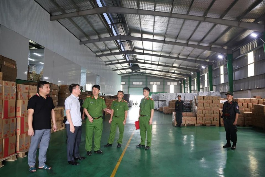 Trộn phụ gia nhập lậu rẻ tiền để làm hạt nêm, bột canh, mì chính giả - 3