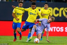 HLV Koeman và De Jong nhận thẻ đỏ, Barcelona tiếp tục gây thất vọng