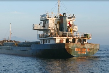 Tạm giữ tàu chở hơn 1.800 tấn lương thực không rõ nguồn gốc