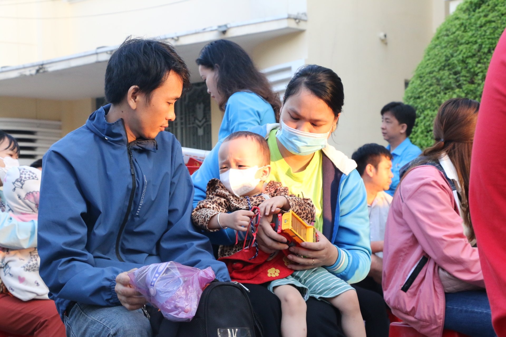 Muncitorii sunt îndurerați după ce nu s-au întors acasă de Tet timp de 10 ani pentru a economisi bani pentru educația copiilor lor - 1 Công nhân quặn lòng 10 năm không về quê đón Tết để dành tiền học cho con - 1