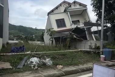 Căn nhà ở Tuyên Quang bị sập xuống sông, gia chủ trắng tay